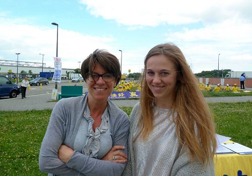 图7：来自比利时的英格利特（左）和史黛凡妮（右）是母女，她们签字支持法轮功学员的诉求。