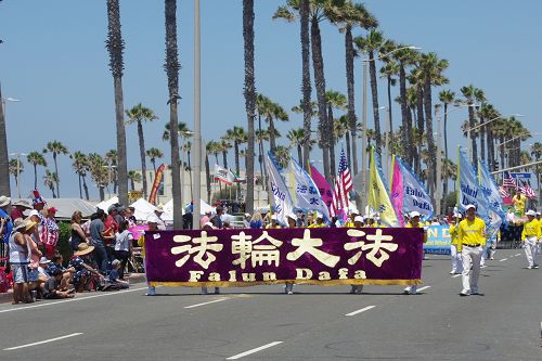 2016-7-7-minghui-falun-gong-laparade-01--ss.jpg