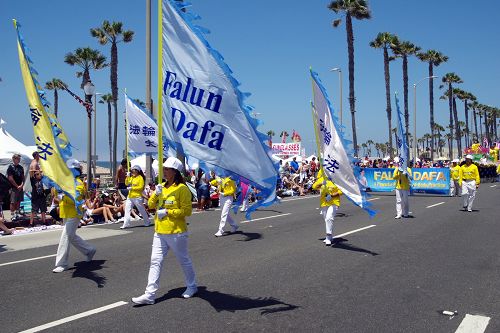 2016-7-7-minghui-falun-gong-laparade-02--ss.jpg