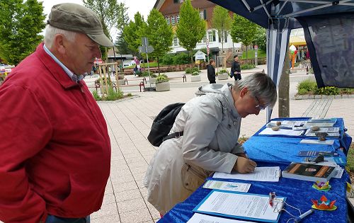 2016-7-8-minghui-falun-gong-germany-06--ss.jpg