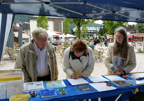 2016-7-8-minghui-falun-gong-germany-07--ss.jpg