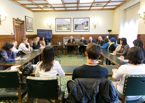 二零一六年七月四日，揭露中共“活摘”研讨会在英国国会大厦举行，由英国会议员丹尼尔•赛克纳（Daniel Zeichner MP）主持。