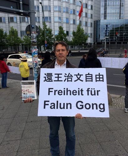 2016-8-11-minghui-falun-gong-berlin-wangzhiwen-03--ss.jpg