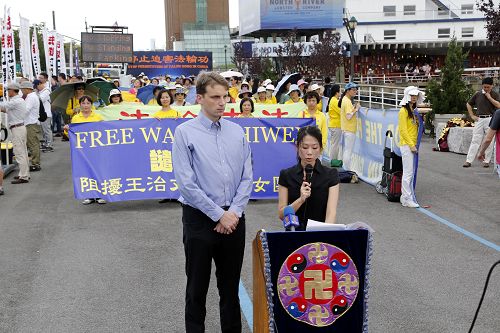 王晓丹（右）夫妇二零一六年八月十一日在纽约中领馆前呼吁营救父亲王治文