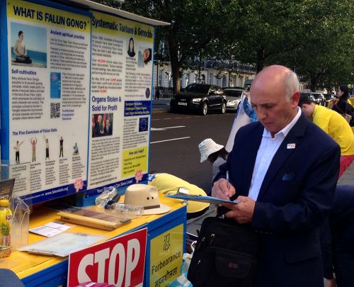 2016-8-12-minghui-falun-gong-london-07--ss.jpg