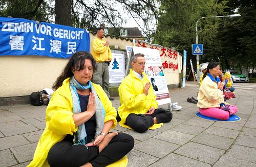 '法轮功学员在德国慕尼黑中领馆前举办抗议活动，呼吁还王治文自由。'