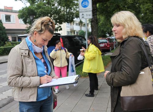 '德国教育工作者Angela Hannig女士签名声援法轮功学员反迫害。'