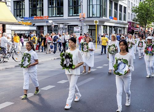 2016-8-15-minghui-falun-gong-berlin-04--ss.jpg