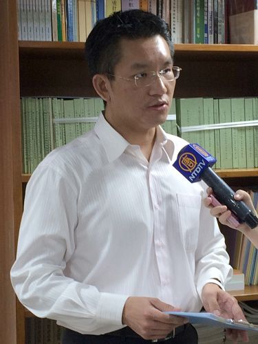 台北市议员童仲彦认为：中共迫害法轮功、践踏人权普世价值，这是全球的事，全世界应该不分种族肤色，联合起来制裁中共的恶行。
