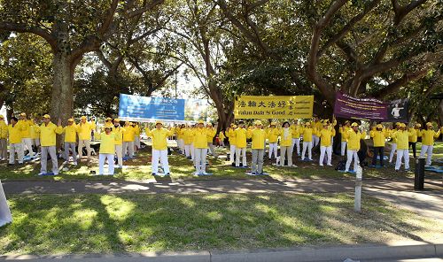 图1-2：二零一六年八月十四日，悉尼举办一年一度的“城市到海滩” 马拉松长跑慈善活动，悉尼法轮功学员在长跑中点——玫瑰湾的莱恩公园（Lyne Park）展示功法，美好祥和的场面吸引了跑步者的关注。