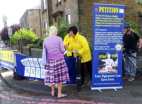 法轮功学员在爱丁堡中领馆前声援王治文，谴责中共活摘器官