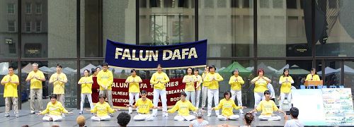 '法轮功学员在繁华的戴利广场（Daley Plaza）演示法轮功功法'