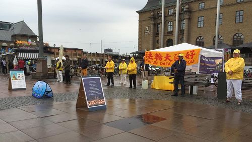 '图1：瑞典法轮功学员在哥德堡文化节设立展位，向民众传播法轮功的真相。图为法轮功学员正在演示功法。'