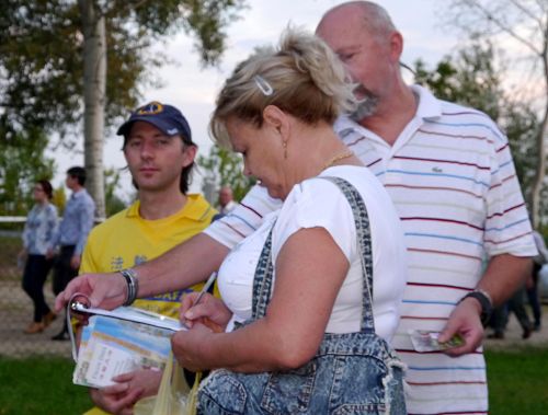 2016-8-24-minghui-falun-gong-hungary-05--ss.jpg