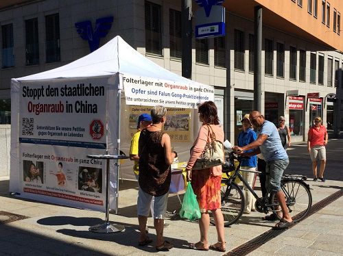 2016-8-29-minghui-falun-gong-austria-01--ss.jpg