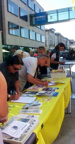 2016-8-29-minghui-falun-gong-austria-02--ss.jpg