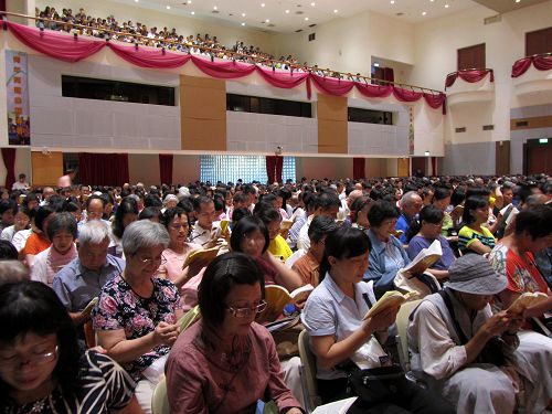 图2-5：台湾北区近一千八百名法轮功学员在台北剑潭青年活动中心举行集体学法交流活动。