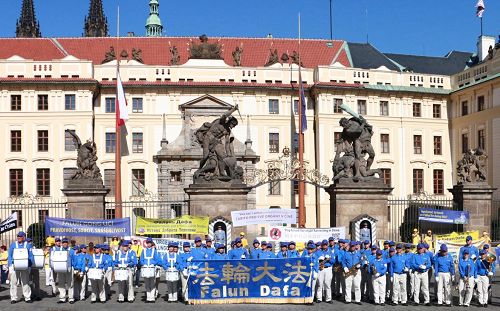 '图6：游行队伍最后抵达布拉格城堡即捷克总统府'