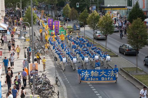 '德国法轮功学员在首都柏林大游行'