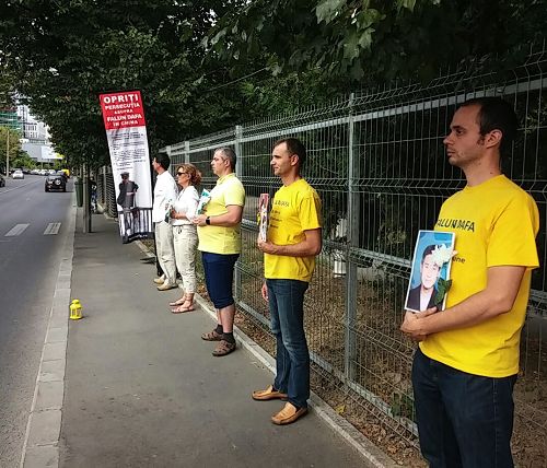 罗马尼亚法轮功学员们在中使馆前的反迫害活动
