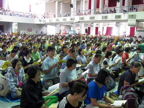 来自台湾部分法轮功学员聚集在台中崇光国小，大家在一起学法，并且交流对大陆讲真相的修炼体会，希望能借镜彼此好的经验，让更多有缘的中国人明白真相。