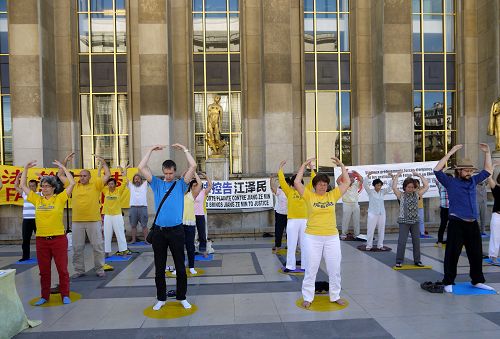 2016-8-9-minghui-falun-gong-paris-01--ss.jpg