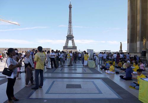 2016-8-9-minghui-falun-gong-paris-05--ss.jpg