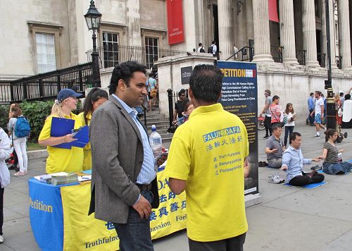 '图8：从印度来英国旅游的印度大学教师在伦敦特拉法加广场第一次听闻法轮功'