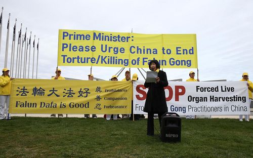 '图1-2：二零一六年八月三十日上午，澳洲部份法轮功学员来到首都堪培拉国会大厦前举行集会，敦促澳洲总理在于中国举行的G20峰会上，向中国政府提出法轮功受迫害的人权问题。'