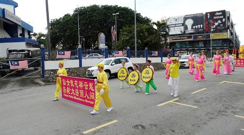 '图12：法轮功学员来到雪兰莪州八打灵再也（Petaling Jaya）举办了另一场庆中秋游行，途经当地警察局。'