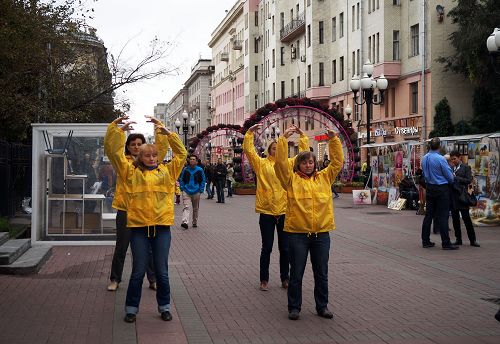图6： 在莫斯科市中心著名的阿尔巴特步行街上，法轮功学员展示功法