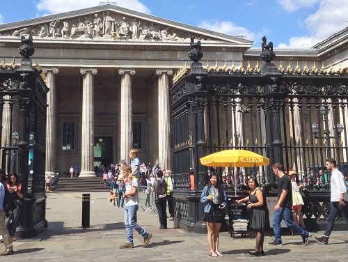 图1：竖立在大英博物馆门前、写有“法轮大法”和“真善忍”的黄伞