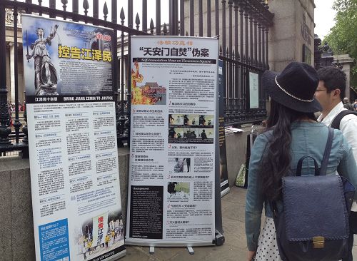 图8：中国留学生在大英博物馆门前讲观看展板了解真相
