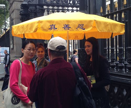 图9：二零一六年九月三日下午，一位中国人在大英博物馆门前与法轮功学员深入交谈了解真相