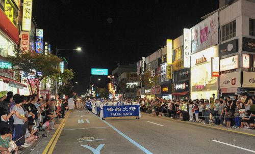 图1-2:韩国天国乐团盛大演奏，受到民众夹道欢迎。