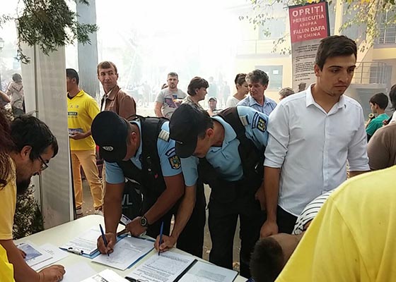 罗马尼亚小镇居民签名支持法轮功