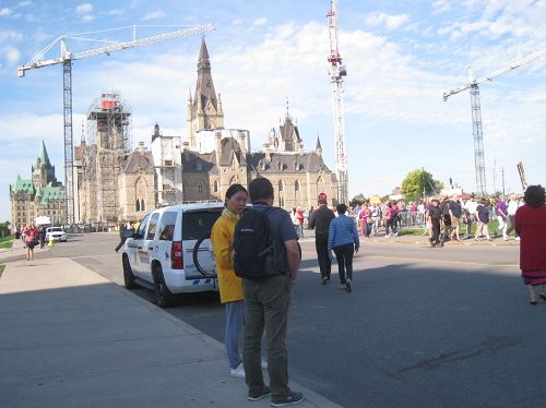 2016-9-23-minghui-falun-gong-ottawa_11--ss.jpg