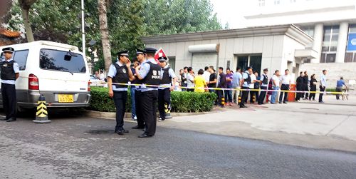 '图：庭审前，廊坊广阳区法院到处都是警察和便衣，监视周围的百姓。'