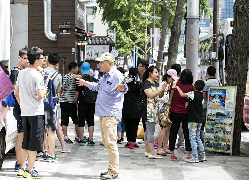图6：著名的文化艺术街——仁寺洞，每天有非常多的中国大陆游客来听真相，看真相。
