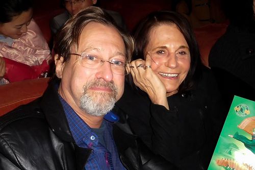 '图9：获奖作家Thaisa Frank和先生Keith Deutsch观赏了一月五日晚，神韵纽约艺术团在旧金山歌剧院的第五场演出。Thaisa Frank说：神韵超出她的想象，很感人。'