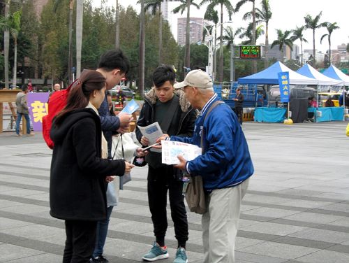 图6：中西游客喜闻法轮功真相，表示要等待观看学员集体大炼功和天国乐团的表演。