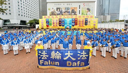 '图2：天国乐团演奏乐曲祝贺新年。'