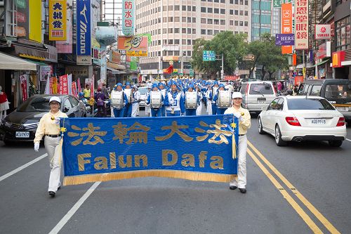 “图3-5：台湾屏东潮州镇岁末祈福游行，法轮功队伍沿途吸引很多民众驻足观看”