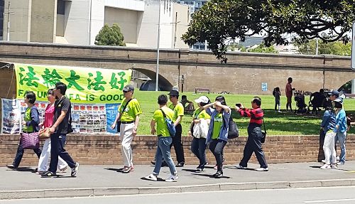 '图1～3：悉尼鱼市场（Sydney Fish Market）旅游景点前，中国大陆游客观看法轮功真相横幅'