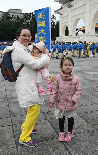 '图1：科技公司业务管理师王艺臻与二个女儿合影，她修炼后对未来充满希望'