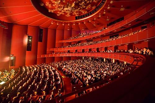 图1：神韵国际艺术团在华盛顿特区肯尼迪艺术中心歌舞剧院演出。二零一七年一月二十二日下午的最后一场，剧院方只得加售站票以满足观众需求。