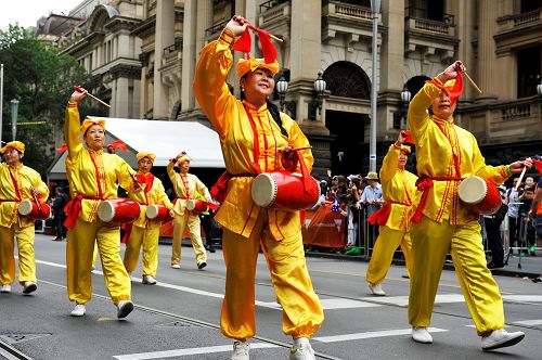 '图1-2：墨尔本一年一度的澳大利亚国庆日大游行上，法轮功学员的队伍受欢迎。'