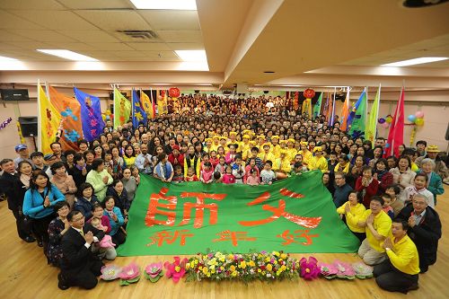 '图1:中国新年将近,二零一六年一月二十二日,纽约部份法轮功学员汇聚在相聚法拉盛台湾会馆向李洪志师父拜年。'