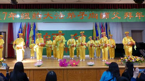 '图2-5:中国新年将近,二零一六年一月三十日,部份纽约法轮功学员汇聚在法拉盛的台湾会馆举办庆祝活动,给李洪志师父拜年。'
