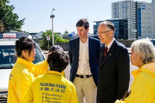 '图1：西澳南河区（Southern River）议员彼得?阿贝茨（Peter Abetz）来到州议会大厦前支持“汽车之旅”活动。'